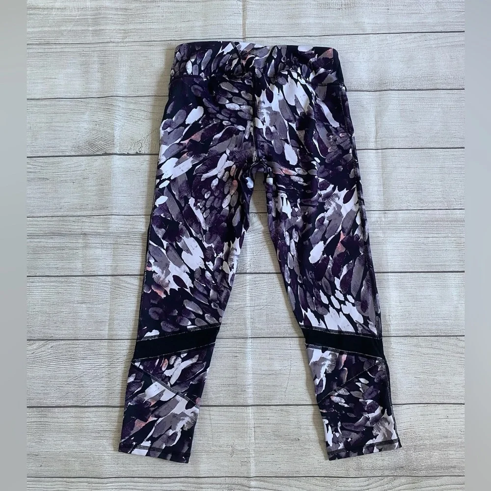 GAIAM Abstract Purple and Black Women’s Cropped Leggings - Picture 4 of 8